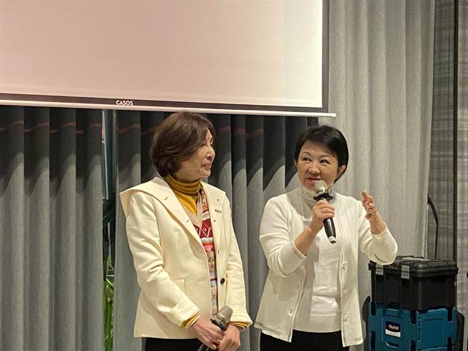 台中市议会国民党团三长今天就职，台中市长卢秀燕亲自参加。（张亦惠摄）