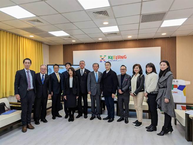 日本熊本县八代市派出交流团正式拜会基隆市政府，基隆市长谢国梁（右5）、基隆市议长童子玮（右4）、基隆市副市长邱佩琳（右3）等人，共同热烈欢迎日方友人的到访。（张志康摄）