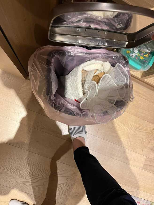 怒火中烧的男网友马上把草莓花束丢到了垃圾桶，还特地拍照上传泄愤。（图／翻摄自FB爆怨公社）
