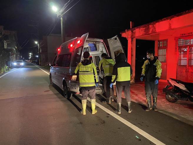 新北市金山区今晚7时28分许惊传有老妇疑似失足掉入清水溪，但她被寻获时已失去生命徵象。(黄敬文翻摄)