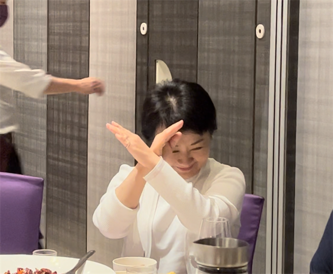 面对议员力拱卢秀燕参选正副总统，卢秀燕双手高举比出「X」。（资料照／林欣仪摄）