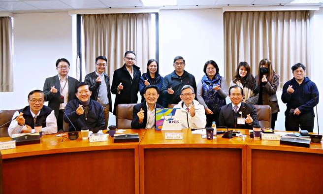 桃园市副市长王明鉅15日率领市府各局主管，与公益团体的「携手爱无限」推动团队进行午餐会谈。（桃园市社会局提供）