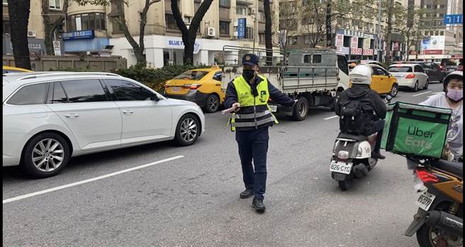 警方提醒，无论有无交通指挥人员指挥或号志指示，车辆均应暂停让行人、视觉功能障碍者先行通过。(翻摄照片／林郁平台北传真）