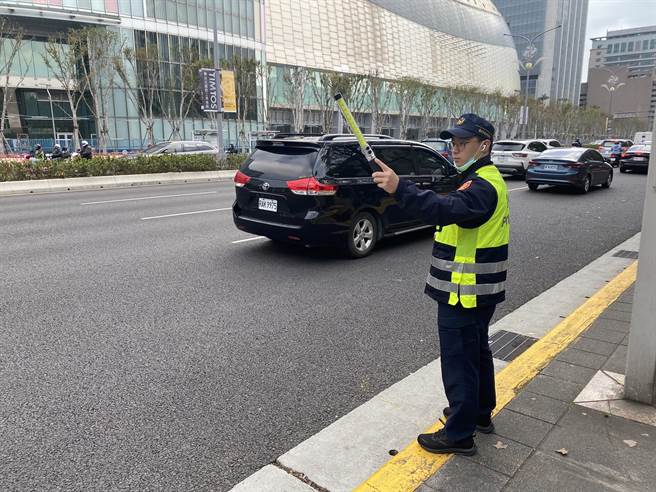 警方提醒，无论有无交通指挥人员指挥或号志指示，车辆均应暂停让行人、视觉功能障碍者先行通过。(翻摄照片／林郁平台北传真）