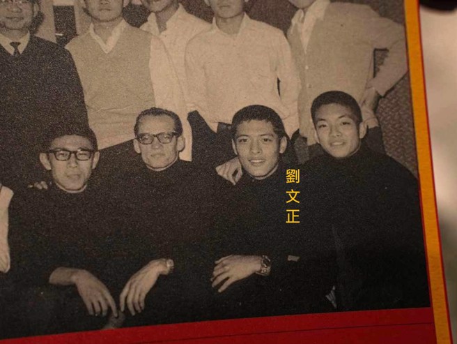 刘文正（右2）在徐匯中学期间与正午乐团成员合照，以及启蒙老师、奥地利籍的英文老师顾孚佑（左2）修士。(黄敬文摄)