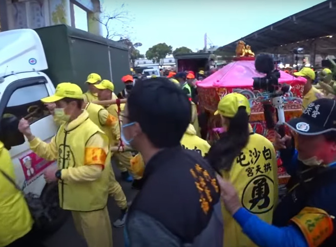 白沙屯妈祖銮轿突衝撞一旁停驻货车，车主亲曝感人原因。（翻摄影片）