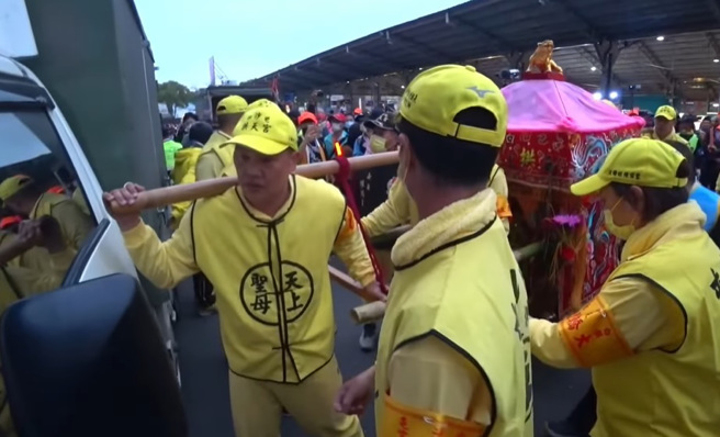 白沙屯妈祖銮轿突衝撞一旁停驻货车，车主亲曝感人原因。（翻摄影片）