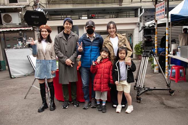 《打怪任务》导演洪伯豪（左三）与主演小薰（左起）、胡宇威、魏蔓及童星开镜合影。（大爱电视台提供）