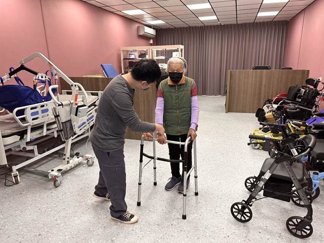 新竹县府于竹东成立南区辅具资源中心，扩大为溪南地区乡亲服务。（新竹县府提供／邱立雅竹县传真）