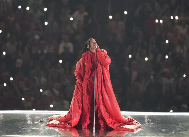 美国歌手蕾哈娜在第57届超级杯中场秀表演。（美联社）