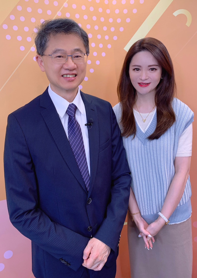 台湾运彩总经理林博泰(左)上时来运转节目，与主持人尉迟佩玉(右)谈运彩眉角。(林胜发摄)