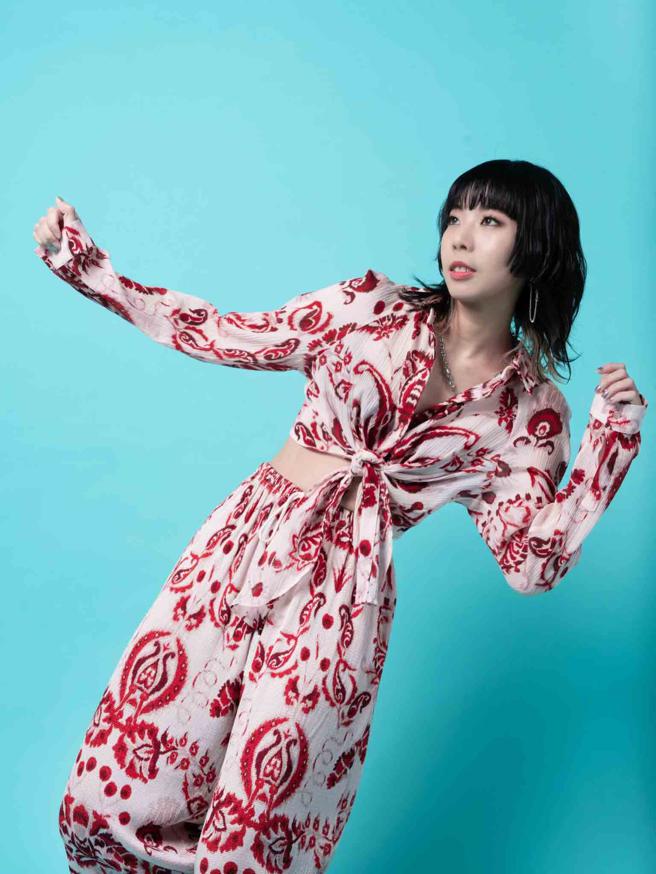 甜约翰主唱兼键盘手Mandark表示自己私服、表演服风格很极端。（摄影/石智中、服装/ETRO）