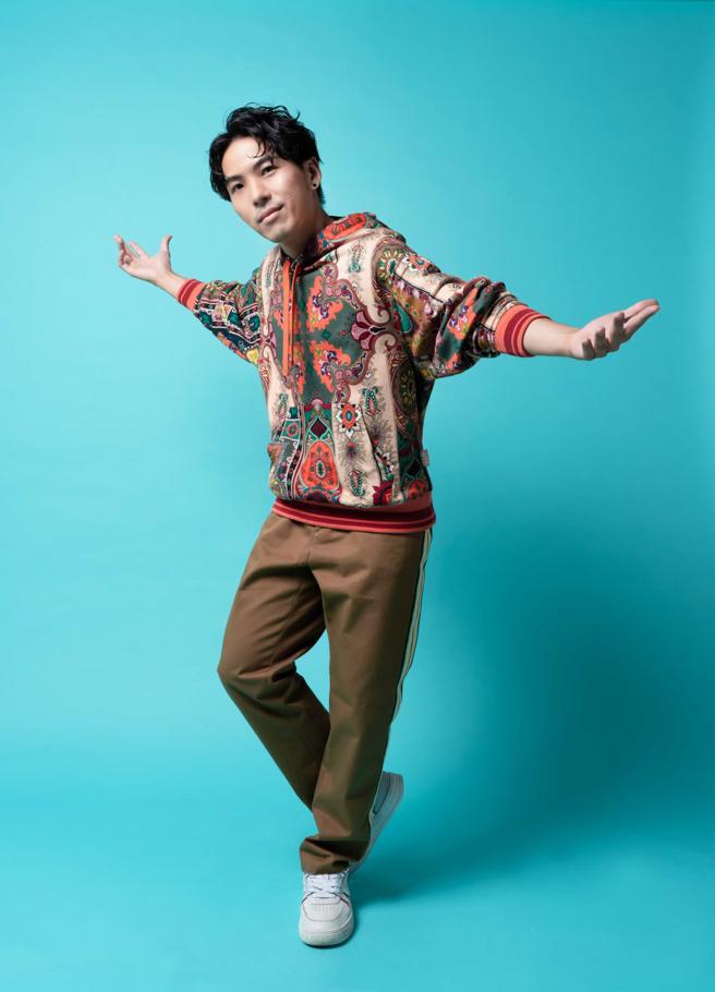 甜约翰鼓手小Ｊ私服大多以亮色系为主，故穿搭遵守「一个重点」原则。（摄影/石智中、服装/ETRO）