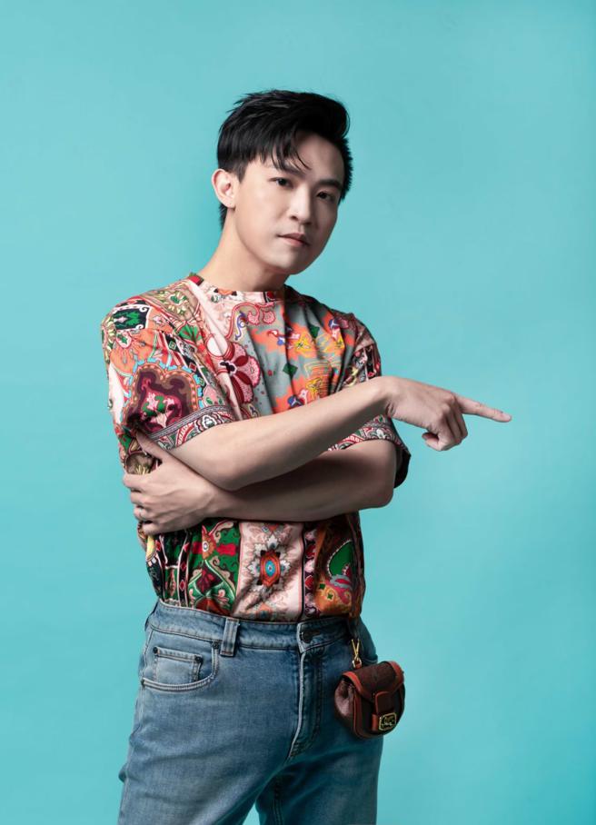 甜约翰吉他手罐头因身形关系，经常购入女装Oversize的单品。（摄影/石智中、服装/ETRO）