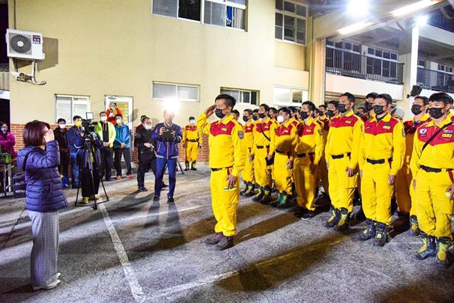 支援土耳其震災，屏東特搜健兒深夜返隊，縣長送上雞精幫補身。(摘自屏東縣長周春米臉書)