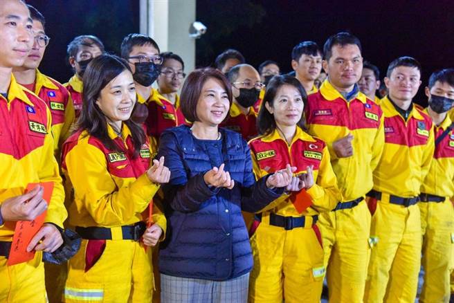 支援土耳其震災，屏東特搜健兒深夜返隊，縣長送上雞精幫補身。(摘自屏東縣長周春米臉書)