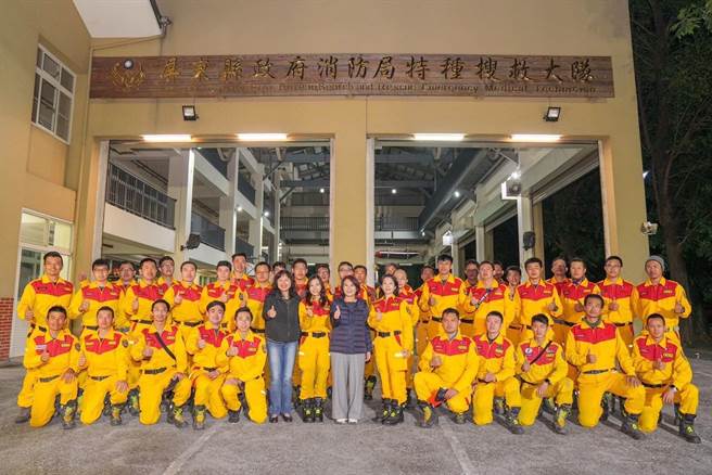 支援土耳其震災，屏東特搜健兒深夜返隊，縣長送上雞精幫補身。(摘自屏東縣長周春米臉書)