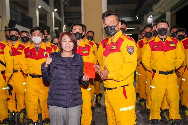 支援土耳其震災，屏東特搜健兒深夜返隊，縣長送上雞精幫補身。(摘自屏東縣長周春米臉書)