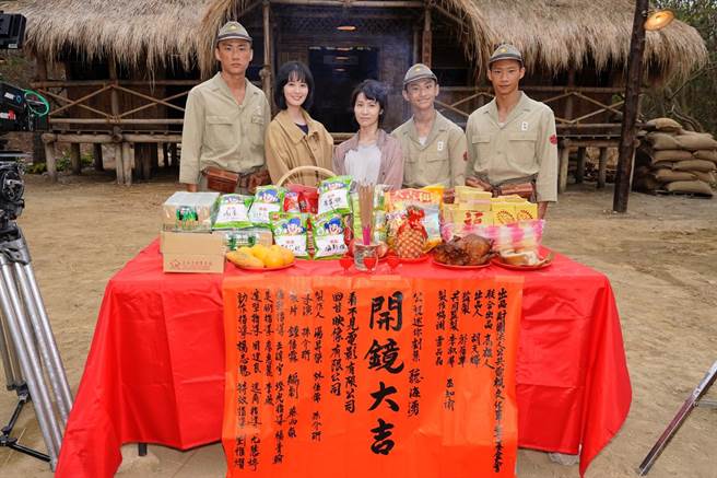 《听海涌》主要演员吴翰林（左起）、Runa、连俞涵、朱宥丞、黄冠智出席开镜仪式。（公视提供）