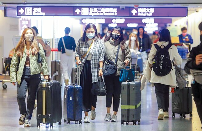 法人分析，20日起开放港澳人士来台自由行，有两大商机喷发，一是新增港澳旅客，二是增加商旅频次，扩及奖励旅运、包机，后市看好。图／陈麒全