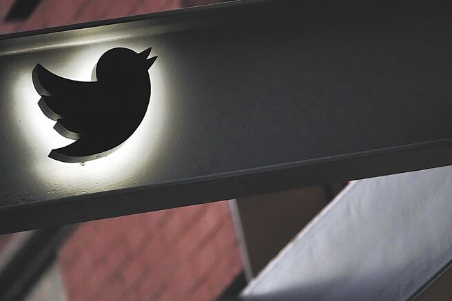 重视品牌形象的大型广告主担心自家广告与仇恨言论扯上关系，不敢再向推特购买线上广告。图／美联社