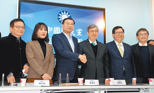 立法院17日开议，在野党已磨刀霍霍要质询行政院长陈建仁（右三）。图为陈揆上任后拜会国民党立院党团。（本报资料照片）