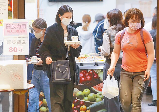 中华徵信所表示，研判国内消费者物价指数（CPI）未来还会有一段补涨期，恐长达半年。图为用餐时刻，各小吃店涌入不少民眾购买晚餐。（本报资料照片）