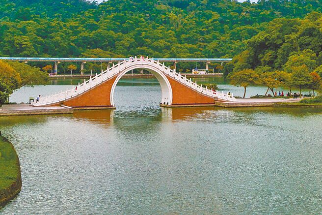 监察委员范巽绿、苏丽琼上月接获陈情，将针对台北市大湖公园禁划独木舟，调查北市现行政策方向和法令规定，是否侵害观光休閒权益。（本报资料照片）