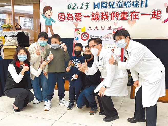 来自越南的男童Ben（左三）罹患白血病，去年来台湾至花莲慈济医院治疗，所幸与弟弟（左四）的骨髓配对成功，预计下周进行移植手术，医疗团队14日特别为兄弟献上祝福。（罗亦晽摄）