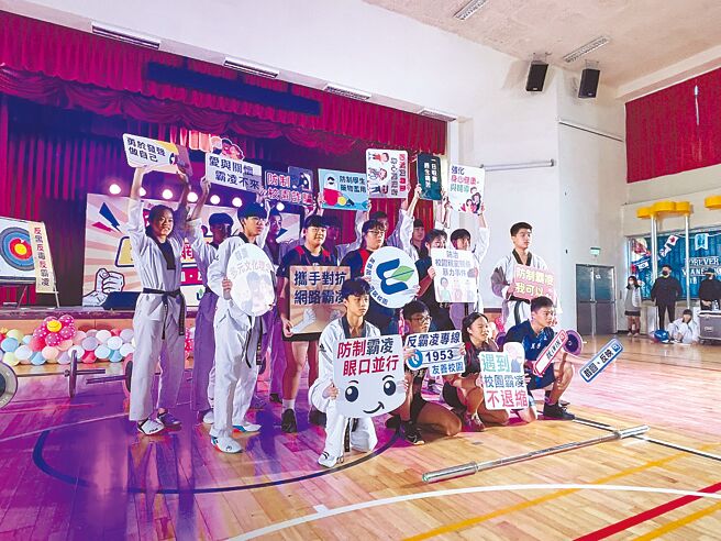 台北市教育局与万芳高中14日举办友善校园周宣导活动，教育局提醒，高中生网路行为易触犯公然侮辱罪或妨害秘密罪，应多加注意网路言行。（蔡佩珈摄）