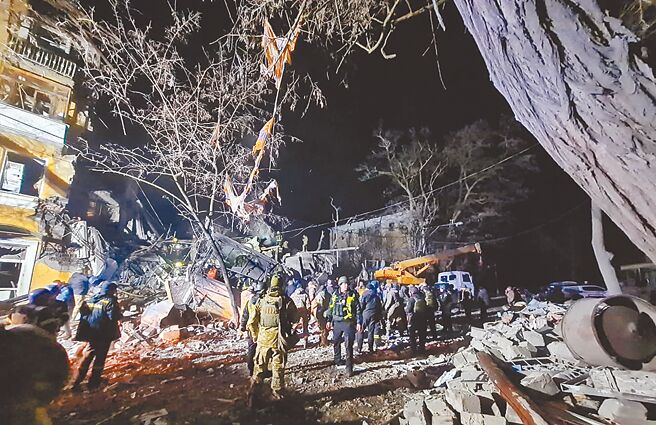 俄軍猛攻烏東城市巴赫姆特之際，北約祕書長史托騰柏格表示，俄烏戰爭將滿一年，這是「攸關我們安全的重要時刻」。（摘自烏克蘭總統澤倫斯基推特）