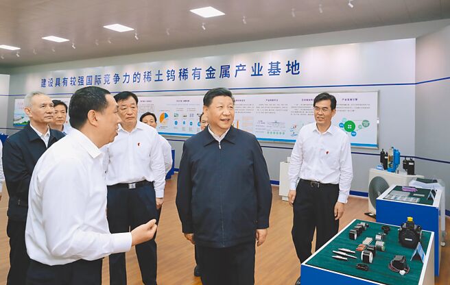 北方稀土集团拟出资1.05亿元人民币，以非公开协定方式参与厦门钨业全资子公司的金龙稀土增资扩股。图为习近平来到赣州市的江西金力永磁科技股份有限公司，了解企业生产经营和赣州市稀土产业发展情况。（新华社）