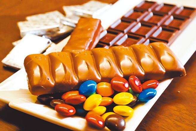 巧克力隐藏着健康风险，选用时必须注意商品标示。（台北慈济医院提供／吕健豪新北传真）