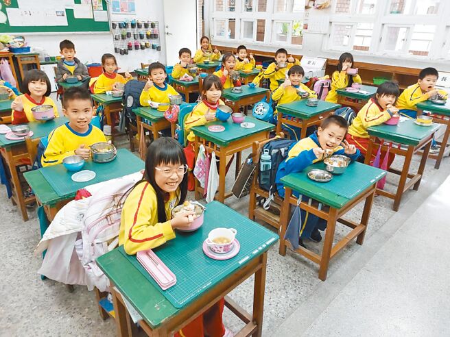 桃园市长张善政选前允诺「公私立国中小学免费营养午餐」 政见，自开学日正式实施。（桃园市政府教育局提供／陈梦茹桃园传真）