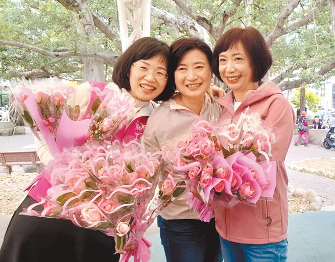 立委补选候选人蔡培慧（中），14日情人节在南投发送玫瑰花。（蔡培慧竞总提供／廖志晃南投传真）