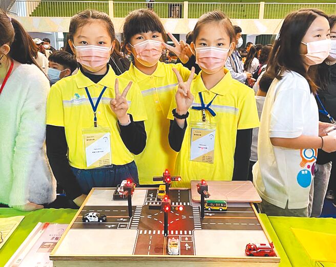 爱国国小学生利用RFID技术、发明「车辆方位警示系统」。（高市教育局提供／袁庭尧高雄传真）