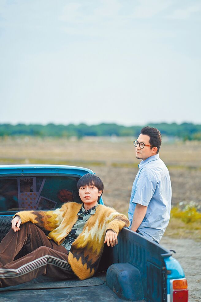 魚丁糸日前拍攝新歌MV，吳青峰（左）、小威互動展現好默契。（環球音樂提供）