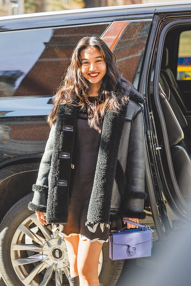 COACH在纽约时装周时，木村光希以黑色剪羊毛外套搭配同色系小洋装亮相。（CFP）