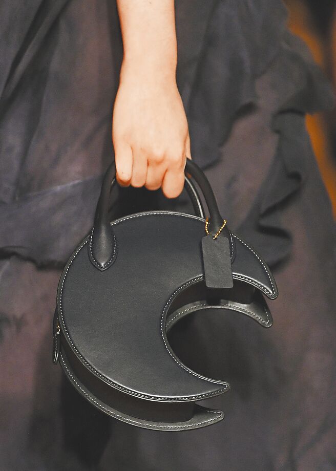 COACH 2023秋季系列秀上包款十分可爱，此为月亮包。（CFP）