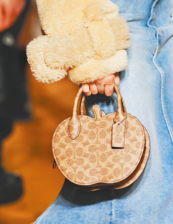 COACH 2023秋季系列秀上包款十分可爱，此为苹果包，象徵纽约的大苹果。（CFP）