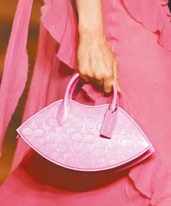 COACH 2023秋季系列秀上包款十分可爱，此为唇形包。（CFP）