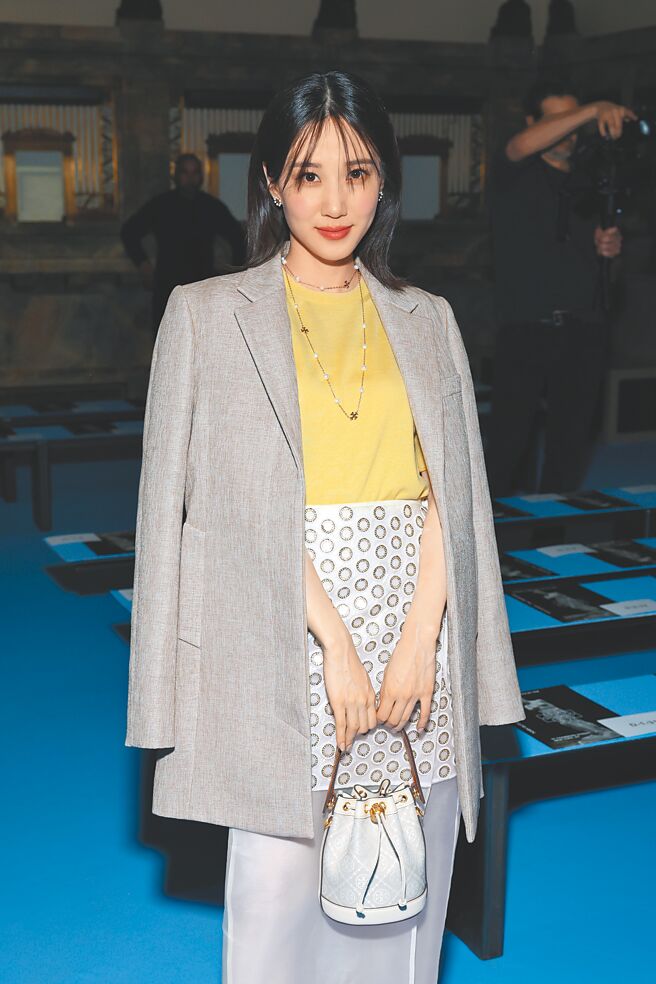 朴恩斌以鹅黄色上衣搭配米色西装外套，知性出席Tory Burch 2023秋冬大秀。（CFP）