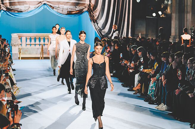 超模坎达儿妮可珍娜（第一位）、伊莉娜莎伊克（第三位）为Tory Burch 2023秋冬系列走秀。（CFP）