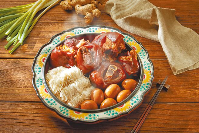 台北福华大饭店今年推出「喜悦添福寿猪脚麵线外带礼盒」，让民眾买来替父母增福添寿。（台北福华大饭店提供）