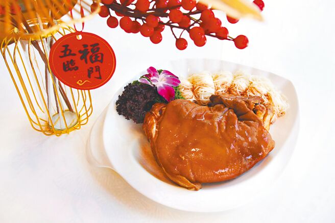 台中日月千禧酒店开卖冷冻猪脚麵线外带礼盒。（台中日月千禧酒店提供）