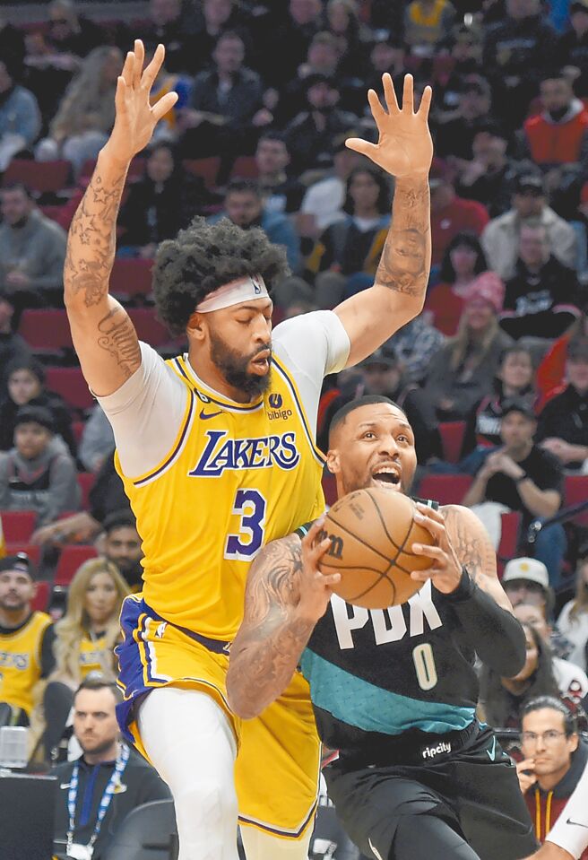 拓荒者后卫利拉德（前）把湖人「一眉哥」安东尼戴维斯卡在背后，伺机投篮。（美联社）