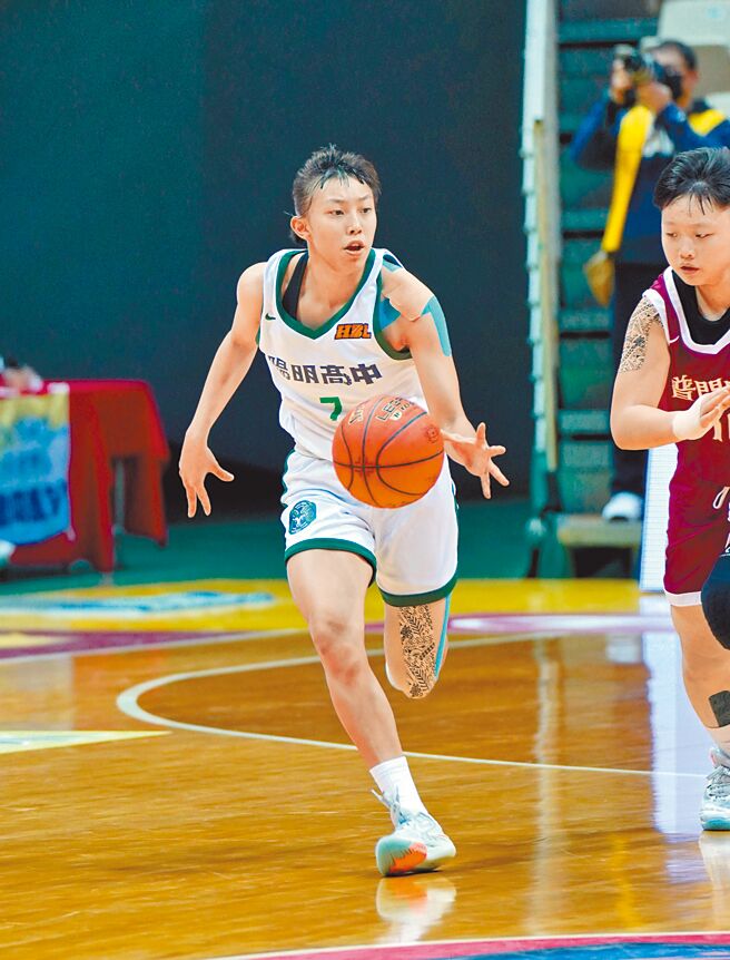 阳明高中张聿岚缴出19分、14篮板、11抄截另类大三元。（高中体总提供）