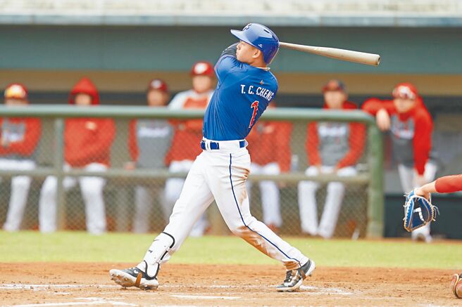 效力海盗队的旅美小将郑宗哲在首场自办热身赛敲出3支安打、贡献2打点。（中职提供）