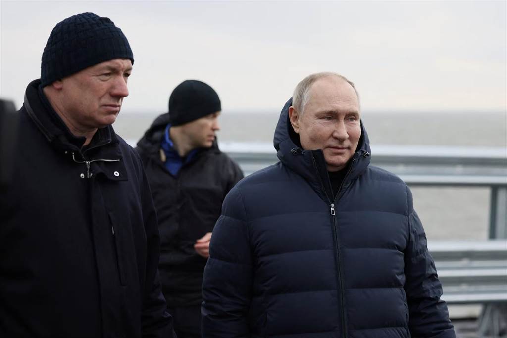 俄国总统普丁去年巡视克里米亚米雅大桥。（图片来源：路透社）(photo:ChinaTimes)