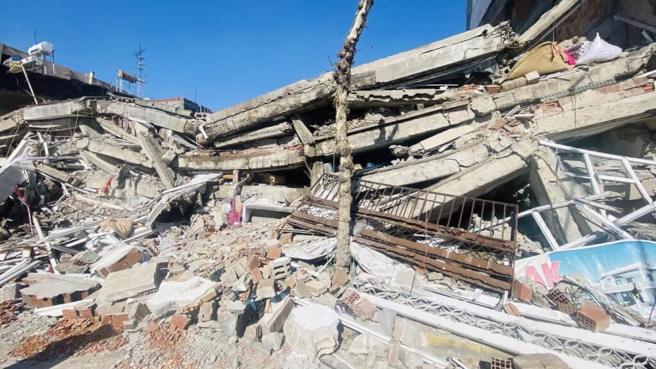 台灣搜救隊員回憶起抵達重災區阿德亞曼（Adiyaman），印入眼簾就是7成至8成的房子都倒塌，且土國建物主驗採空心磚，房子倒塌型態屬於「千層派」，本身結構就不穩，若遇到餘震隨時都有倒塌的危險。（圖／中央社提供）